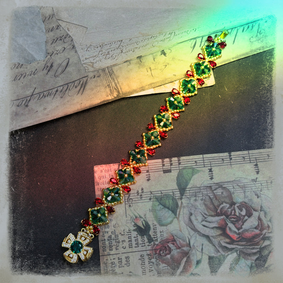 (N8）Christmas Clover  Czech Glass Bracelet Handmade