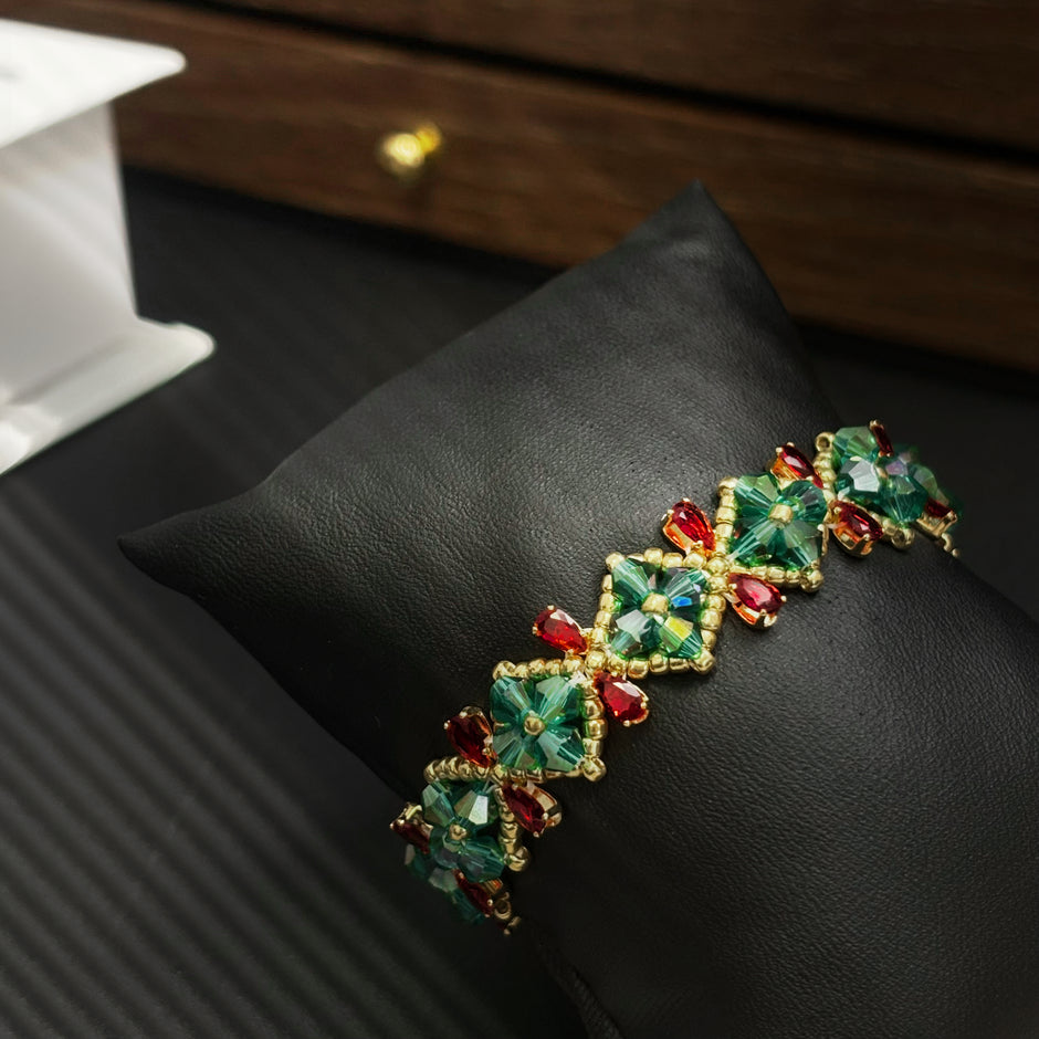 (N8）Christmas Clover  Czech Glass Bracelet Handmade